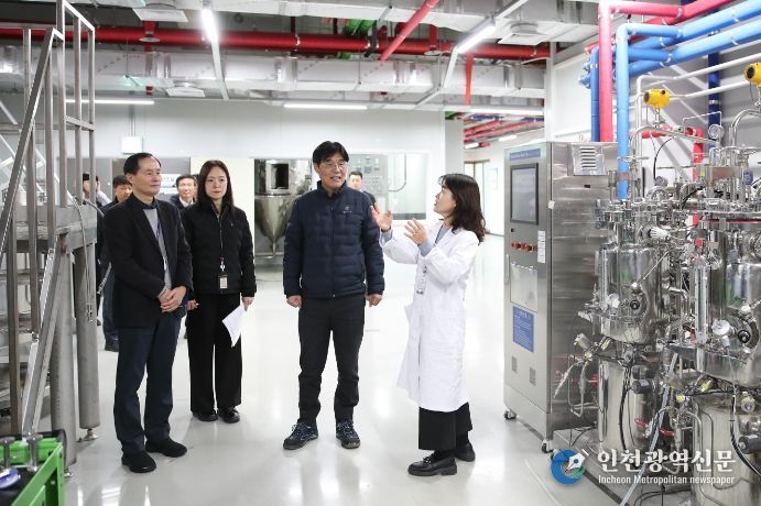 김형렬 행복청장(오른쪽 두 번째)이 행복도시 산학연클러스터지원센터 내 미래융합센터 바이오메디컬활성소재센터를 방문하여 운영상황을 점검하고 있다.