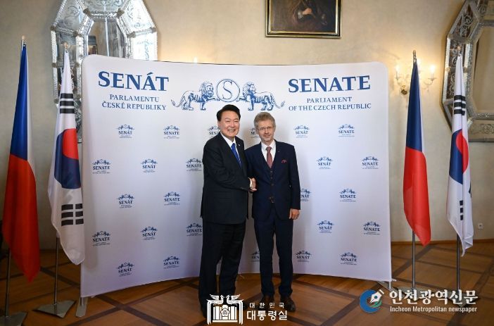 9월 20일 윤석열 대통령은 체코 상원의사당에서 「밀로쉬 비스트르칠(Miloš Vystrčil)」 상원의장을 접견했다.
