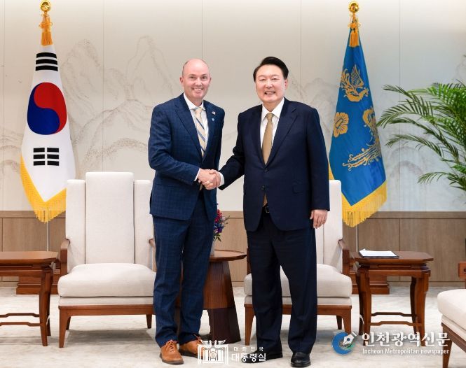 9월 27일 윤석열 대통령은 「스펜서 콕스(Spencer Cox)」 미국 유타 주지사를 접견하고, 한-유타주 간 협력 확대 방안과 한미동맹 발전 방향에 대해 의견을 교환했다.