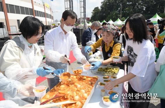 음성군 제43회 설성문화제, 향토음식연구회 주관 고추장 떡볶이 나누기로 즐거움 더해