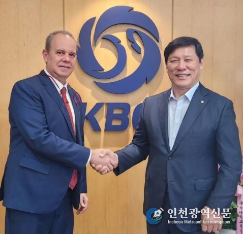 KBO 허구연 총재-마리오 알주가라이 로드리게스 주중 쿠바공사참사관 예방