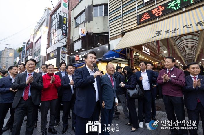10월 22일 윤석열 대통령은 부산역 인근 전통시장인 초량시장을 방문해 시장을 찾은 시민과 상인들을 응원하고 격려했다.