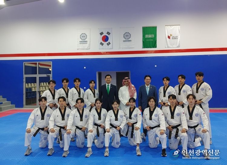 이동섭 국기원장을 비롯한 주요 내빈과 국기원 태권도시범단의 기념 촬영 모습.