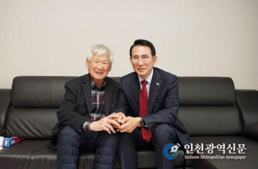 이완섭 서산시장이 애국지사 허경 선생의 유족 허영일 씨를 만나 위문했다.