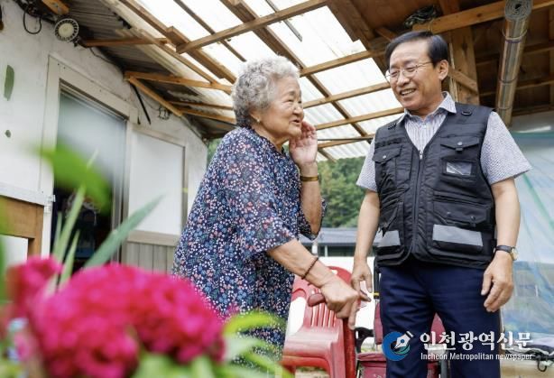 주민과 인사를 나누는 김문근 군수