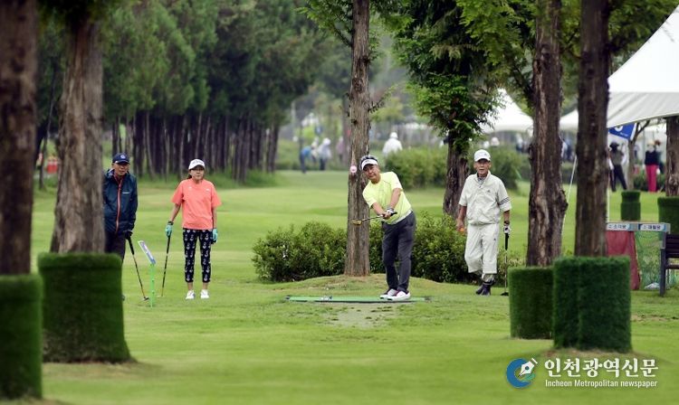 지난 9월 화천에서 열린 2024 화천 산천어 전국 파크골프 페스티벌 대회에 일본 훗카이도 도마코마이시 선수단이 출전해 경기를 진행하고 있다