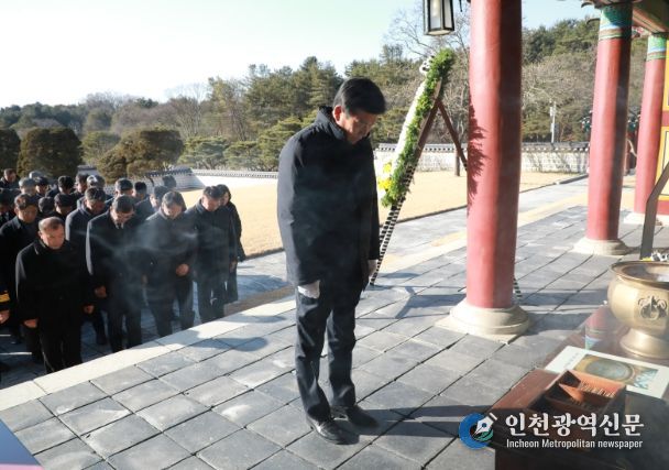 박범인 금산군수가 지난 2일 칠백의총에서 순국선열에 참배하고 있다.