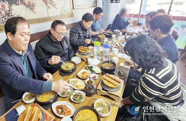 대덕구 경제환경국 직원들이 ‘지역식당 이용의 날’을 맞아 구청 인근 착한가격업소에서 점심식사를 하며 지역경제 살리기에 앞장서고 있다.