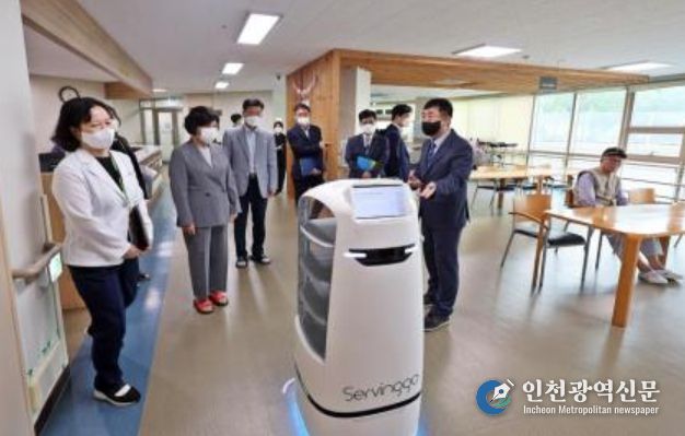 강정애 국가보훈부 장관이 2024년 9월 19일 남양주보훈요양원에서 이송 로봇 시연을 지켜보고 있는 모습