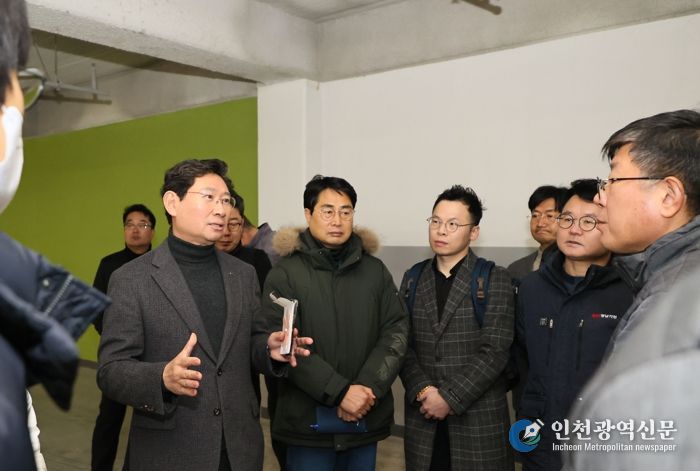 이상일 용인특례시장이 경남아너스빌 디센트 건설 현장에서 누수가 지적된 지하 주차장을 둘러보고 있다