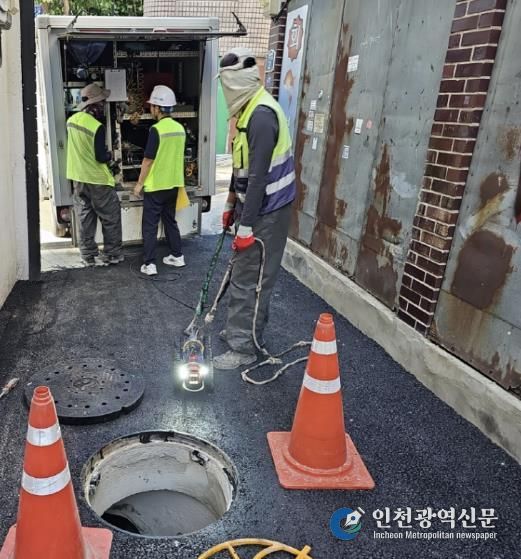 용산구가 지난 17일부터 30년 이상 노후 하수관로 및 하수맨홀에 대한 안전점검에 돌입했다