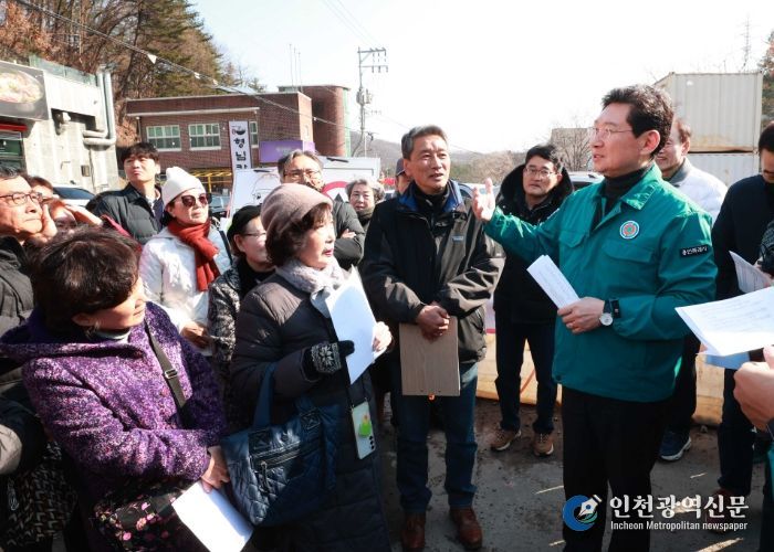 19일 고기동에서 이상일 용인특례시장이 주민들의 건의사항을 청취하고 있다