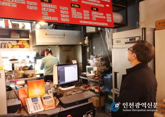 수원시내 소상공인 깜짝 방문한 김동연 경기도지사, “소상공인·자영업자 도우려고 애 많이 쓰고 있다. 기운 내시라”