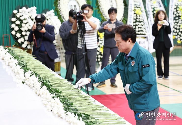 박완수 경남도지사, 산청 산불 순직자 합동분향소 조문