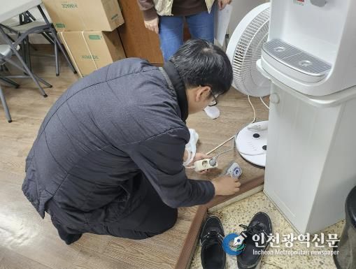 도봉구 지역 내 한 경로당에서 설치 기사가 타이머콘센트를 설치하고 있다.