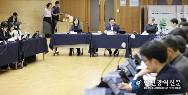 지난 3월 28일 시청 대회의실에서 2025년 제1회 탄소중립녹색성장위원회가 진행되고 있다. 이날 회의에서 '광명시 탄소중립 녹색성장 기본계획'을 심의하고 최종 확정했다.