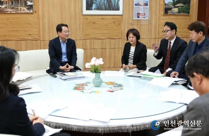 강진원 강진군수가 지방소멸대응기금 회의를 주재하고 있다.