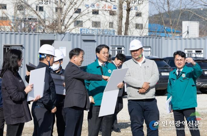 김돈곤 청양군수가 사업 추진상황에 대한 설명과 함께 현장을 점검하고 있다