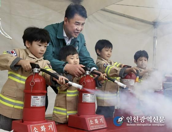 오언석 도봉구청장이 아이들과 소화기 사용법에 대해 알아보고 있다