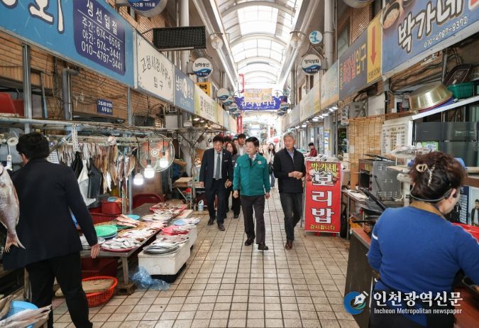이상근 군수, 고성시장에서 민심 경청