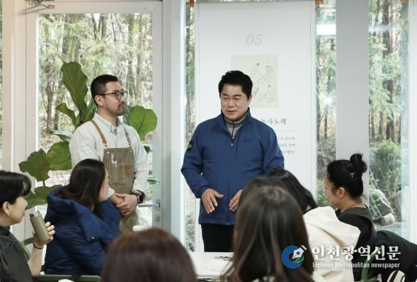 친환경 도시텃밭 개장식에서 기초농사기술 교육에 참여한 박준희 관악구청장(오른쪽)