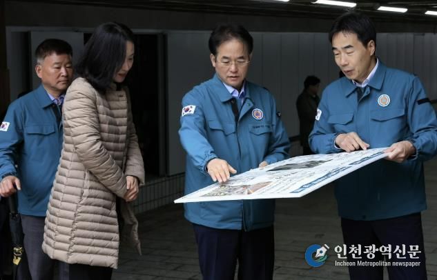 마두 지하보도에서 스마트 팜 사업에 대해 보고받고 있는 이동환 고양특례시장