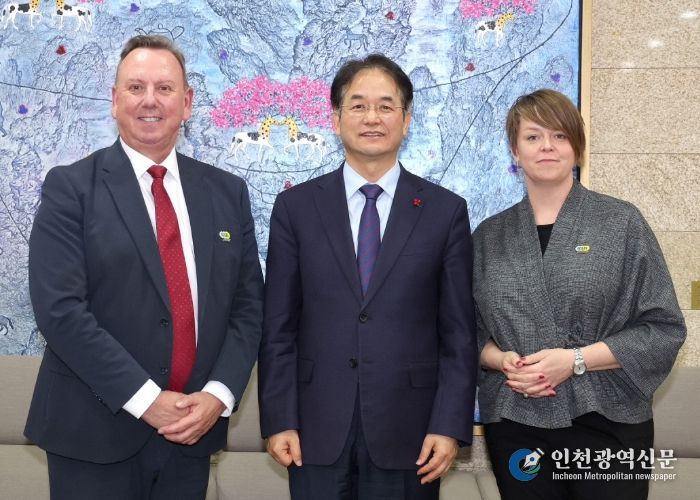 고양시-이클레이 세계본부 기관 면담 기념촬영_왼쪽부터 지노 반 베긴 이클레이 세계사무총장, 이동환 고양특례시장, 카트린 스전펠트 자메 말뫼시장(이클레이 회장)