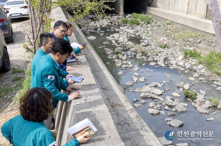 최충규 대덕구청장(사진 왼쪽 네 번째)과 대덕구 직원들이 16일 여름철 자연 재난 인명피해 우려 지역인 대화지구 침수 지역을 방문해 현장점검을 진행하고 있다.