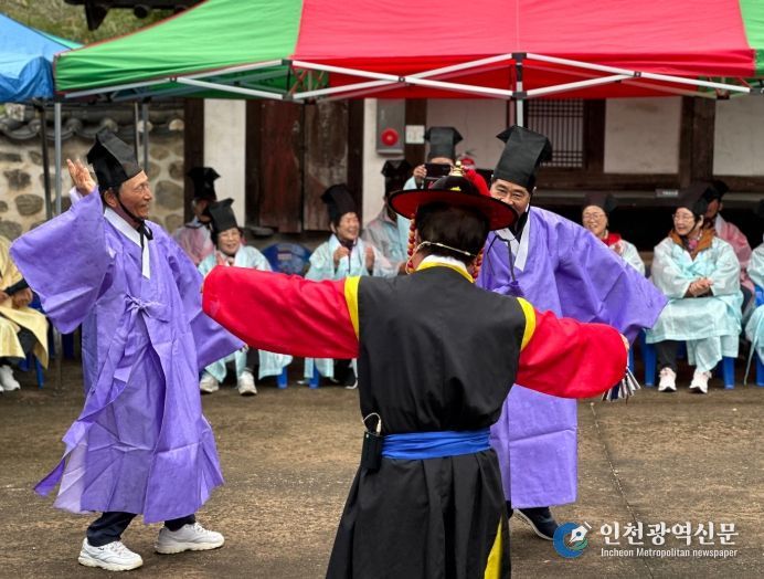 과거 시간여행으로 명상과 다도를 하며 선비 문화를 향유하는 모습