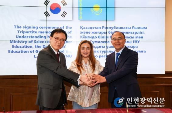 카자흐스탄 가니 베이셈바예프 교육부장관, 주카자스흐탄 대사와 기념 촬영