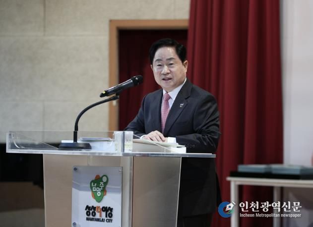 월례조회서 정상개통 의지 밝히고 있는 주광덕 시장