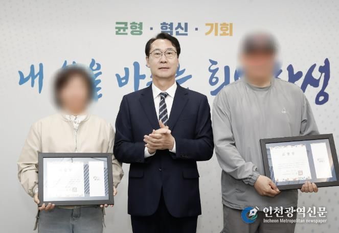 정명근 화성특례시장이 28일 시청 중앙회의실에서 보이스피싱범 검거 유공 시민에 표창장을 수여하고 함께 기념사진을 촬영하고 있다.