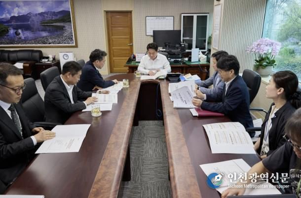 오세현 아산시장이 조소행 충남신용보증재단 이사장과 지난 4월22일 아산시청에서 업무회의를 하고 있다.