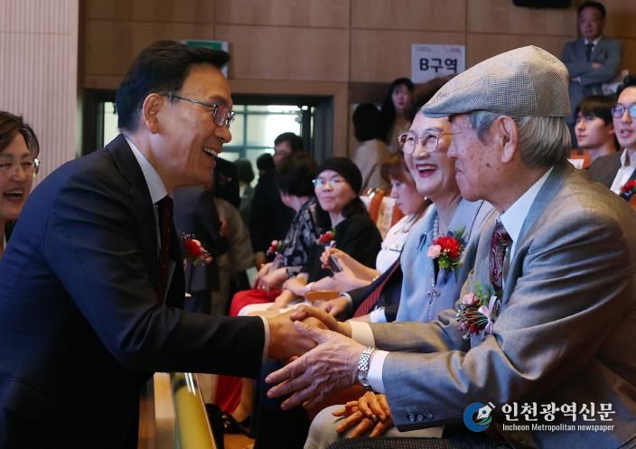 지난해 4월 26일 어버이날 기념행사에 참석한 조성명 강남구청장