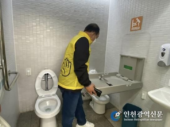 종로구는 가정의 달을 맞아 관내 총 50곳의 공중화장실을 점검한다.