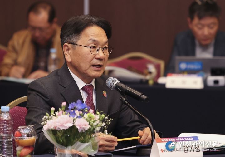 강기정 광주광역시장이 1일 오후 경남 창원컨벤션센터에서 열린 ‘제19회 영호남 시도지사 협력회의’에 참석해 기념촬영을 하고 있다./광주광역시 제공