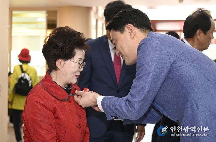 달성군노인복지관 어버이날 행사 사진 1(최재훈 달성군수가 지역 어르신께 카네이션을 달아드리는 모습)
