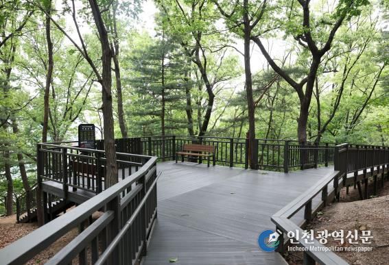 초안산무장애숲길 중간 쉼터