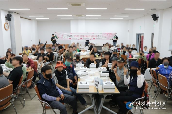 영천지역자활센터는 지난 12일 가정의 달을 맞아 ‘우리는 가족! 감사 케이크 만들기 행사’를 성공적으로 개최했다.