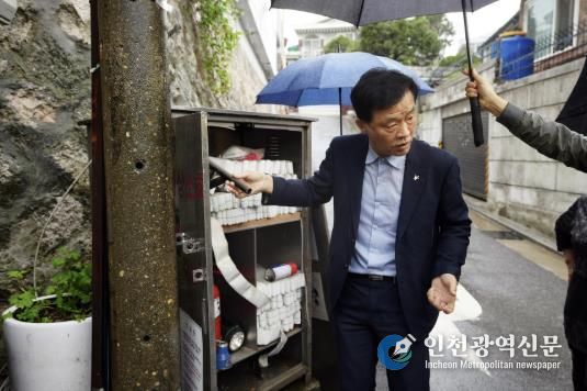 정릉동 주택가 현장 안전 점검에 나선 이승로 성북구청장이 골목소화기함과 소방 관련 안전용품을 점검하고 있다.