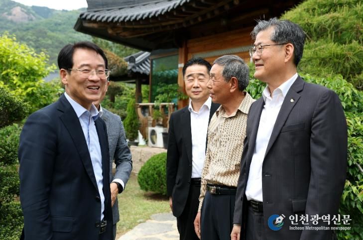 강진원 강진군수와 지방소멸대응 우수 사례인 강진 현장을 찾은 한국지방재정공제회 정선용 이사장이 의견을 교환하고 있다.