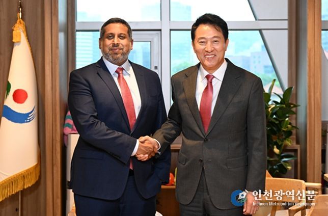 오세훈 서울시장이 23일, 빌라스 다르 패트릭 J. 맥거번 재단 대표를 만나 악수하고 있다.