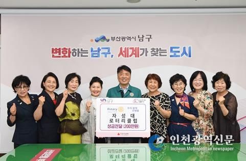 왼쪽에서 네 번째 김성조 회장