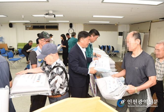 홀로 어르신 등 폭염 취약계층에 냉감패드 지원