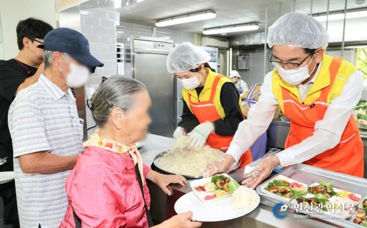 충북교육청, 대한적십사자와 함께 소외계층 급식나눔 봉사