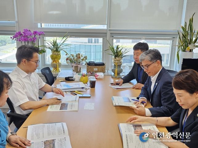 김영식 고창군 부군수(오른쪽)가 25일 기획재정부 박현창 농림해양예산과장을 만나 현안사업을 건의하고 있다.