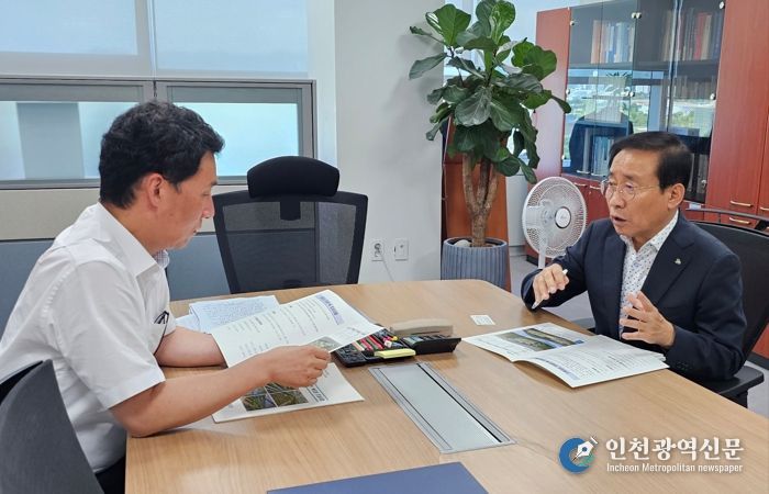 면담 사진(왼쪽부터 허종목 행안부 지방재정국장, 김문근 단양군수)