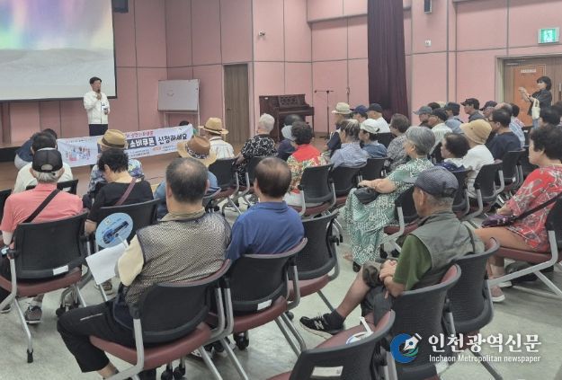 정종복 기장군수가 정관노인복지관에서 관내 어르신들을 대상으로 소비쿠폰 신청 홍보를 하고있다
