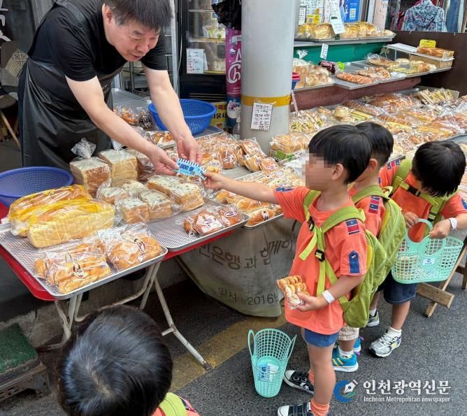 우림시장에서 열린 전통시장 체험행사에 참석한 어린이들의 모습