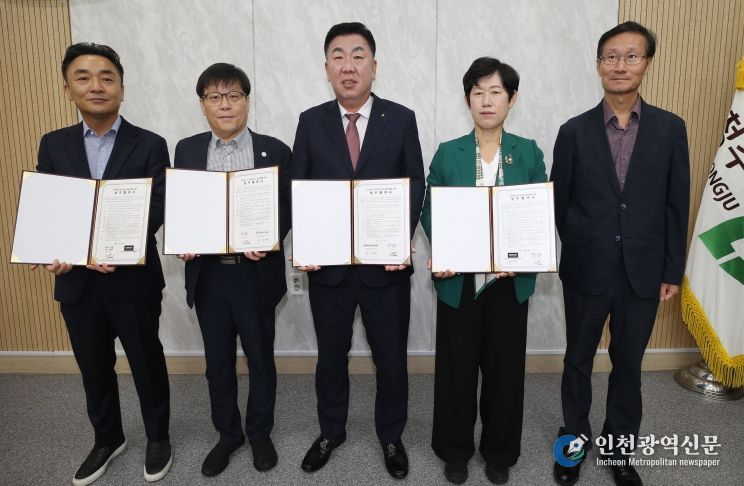 왼쪽부터 장필규 현대백화점 아울렛커넥트사업부 사업부장, 반주현 충북RISE센터 센터장, 이범석 청주시장, 이현숙 관광과장, 김연웅 도시재생과장